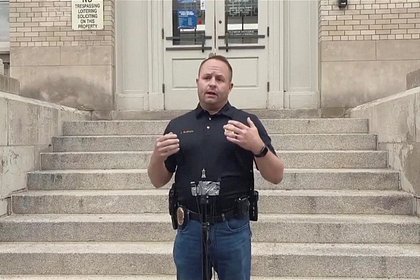 В США задержали подозреваемого в нападении на демонстрантов в Колорадо  Полиция американского города Боулдер  штат Колорадо  задержала совершеннолетнего мужчину, подозреваемого в нападении на участников демонстрации в поддержку Израиля. Об этом сообщил начальник местного отделения полиции Стивен Редферн, передает ТАСС. Он отметил, что личность подозреваемого еще не установлена. «Он получил легкие травмы и был направлен в больницу», — добавил он. Полиция попросила всех избегать этого района, пока на месте происшествия работают спасатели. Ранее мужчина забросал коктейлями Молотова участников демонстрации в поддержку израильских заложников, остающихся в секторе Газа. По меньшей мере пять человек получили ожоги. В ФБР инцидент назвали террористической атакой. Детали случившегося обещали предоставить позднее.