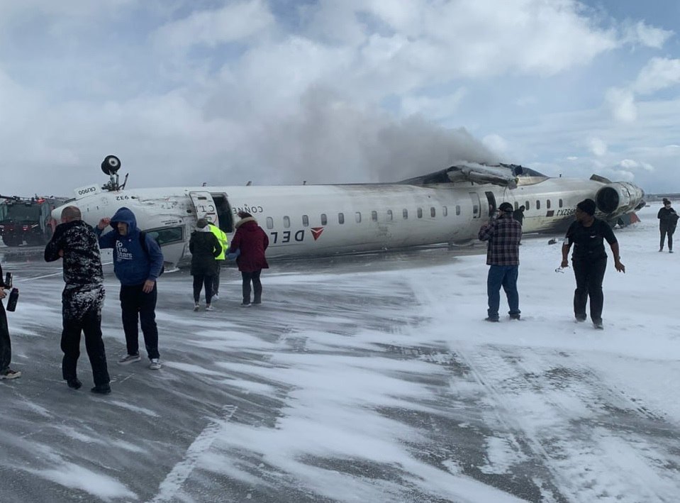 Авиакатастрофа произошла в Канаде   Самолет американской авиакомпании Delta перевернулся при посадке в аэропорту Торонто. Предварительно, на борту находилось около 100 человек, включая экипаж. Есть пострадавшие, но предварительно – все живы.