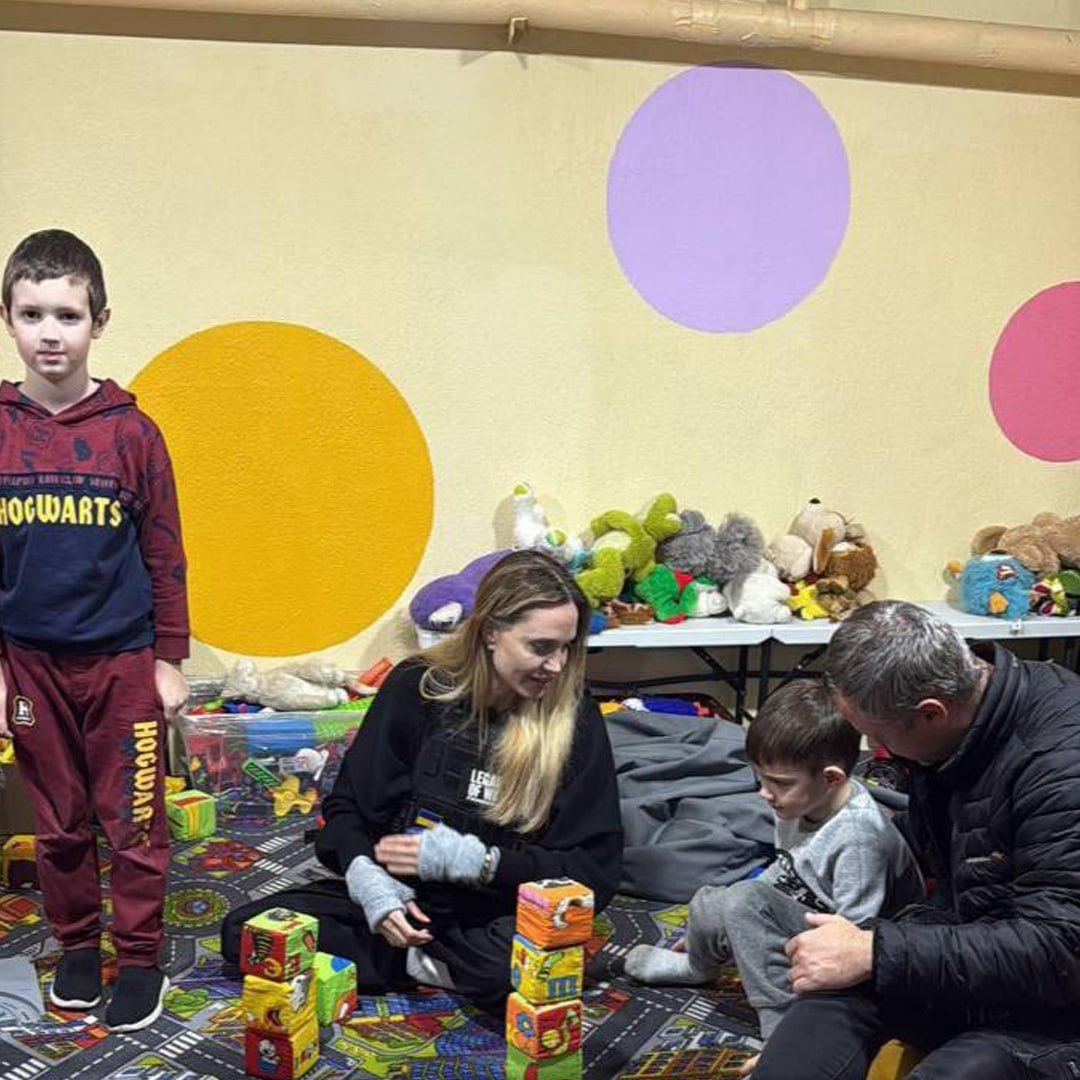 Анджелина Джоли приехала в Херсон Охранника актрисы сразу поймали сотрудники ТЦК и попытались увезти на фронт Спасать мужчину пришлось самой актрисе пишут СМИ banki oil