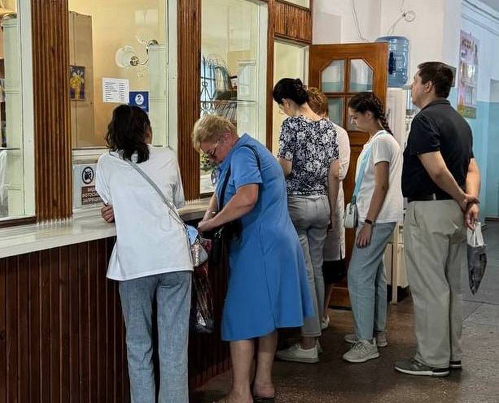 Для решения проблем с очередями в больницах будут созданы муниципальные штабы по здравоохранению, состоящие из медиков и представителей местной власти. Такое решение было принято сегодня на заседании Совета главных врачей. В рамках работы муниципальных штабов по здравоохранению жителей будут информировать в какое время больницы и медицинские специалисты менее загружены. «Уже реализуем ряд мер для того, чтобы минимизировать очереди в медучреждениях Республики. Запустили горячую линию 1-500 для дистанционной записи пациентов, а с сентября расширим работу еще на семь муниципалитетов. К сожалению, не всегда возможно избежать очередей в больницах. Вопрос решаем комплексно — привлекаем новые кадры и делаем ожидание комфортнее», - рассказал Денис Пушилин. Также Глава ДНР предложил главврачам создать отдельные кабинеты для пребывания пациентов, где можно будет измерить давление, узнать больше о болезнях сердца и о том, как их предотвратить.