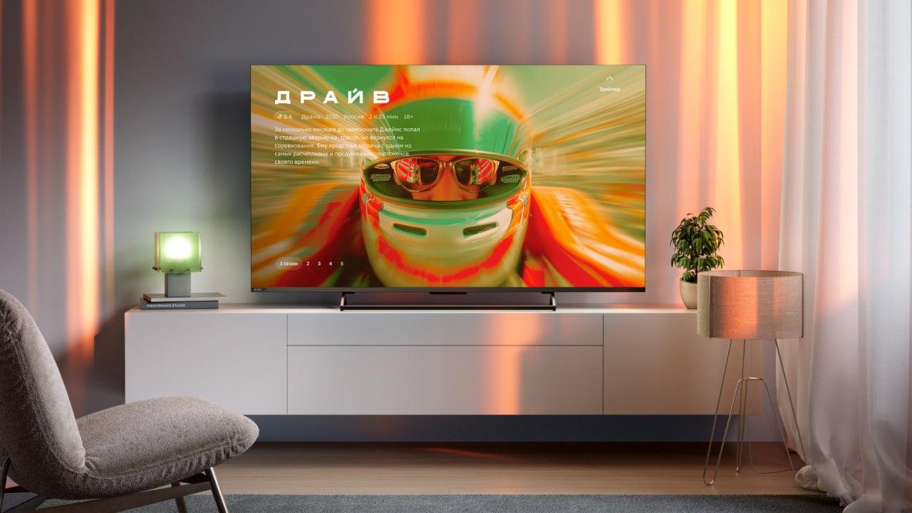 Серьезный уровень среди смарт телевизоров показали на международной конференции AI Journey SberDevices представил модели Sber серии 7000 с голосовым управлением без пульта и полной интеграцией с ИИ помощником ГигаЧат Телевизор оборудован четырьмя сверхчувствительными микрофонами которые распознают команды даже прошептанные с пятиметрового расстояния ГигаЧат запоминает пользовательские предпочтения а также умеет сохранять контекст разговора и позволяет сразу приступить к просмотру Четкость картинки обеспечивает QLED панель MEMС технология для плавности движения и AI Picture Quality для идеального цвета контраста и детализацию картинки banksta