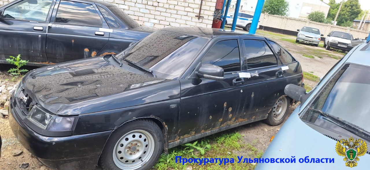 Автомобиль жителя Тереньгульского района, осужденного за грубое нарушение правил дорожного движения, конфискован в доход государства. Ульяновский областной суд оставил без изменения приговор в отношении жителя региона. Он признан виновным в совершении преступления по ч. 1 ст. 264.1 УК РФ управление автомобилем лицом, находящимся в состоянии опьянения, подвергнутым административному наказанию за невыполнение законного требования уполномоченного должностного лица о прохождении медицинского освидетельствования на состояние опьянения . Установлено, что 29 декабря 2024 года сотрудниками ДПС возле одного из домов на улице Булыгина в р.п. Тереньга был остановлен автомобиль марки «ВАЗ 21703 Лада Приора», которым управлял 34-летний местный житель Вячеслав Чубаров, находившийся в состоянии алкогольного опьянения. При этом выяснено, что водитель ранее уже привлекался к административной ответственности за совершение правонарушений по ч. 1 ст. 12.8 КоАП РФ управление транспортным средством водителем, находящимся в состоянии опьянения, если такие действия не содержат уголовно наказуемого деяния и по ч. 1 ст. 12.26 КоАП РФ невыполнение водителем транспортного средства законного требования уполномоченного должностного лица о прохождении медицинского освидетельствования на состояние опьянения, если такие действия не содержат уголовно наказуемого деяния . Суд согласился с позицией прокурора и приговорил Чубарова к 300 часам обязательных работ с лишением права заниматься деятельностью, связанной с управлением транспортными средствами, на срок 2 года 6 месяцев. Автомобиль указанного лица конфискован в доход государства. Приговор вступил в законную силу.