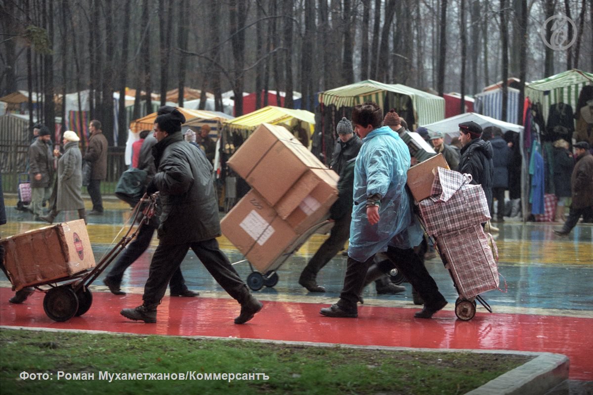 С 2014 года увеличилась доля россиян которые работают по специальности следует из данных свежего исследования РАНХиГС Выделяются две основные причины Это может быть косвенным эффектом выросшего спроса на труд благодаря чему многие специалисты наконец нашли устраивающие их предложения в своей отрасли Это результат смены поколений из за которой с рынка труда постепенно уходят те кто потерял связь с изначальной профессией в 1990 х годах Им на смену приходит молодежь тщательнее выбирающая образовательный трек вуз или колледж с учетом своих карьерных планов Подробности в материале Ъ Подписывайтесь на Ъ Оставляйте бусты