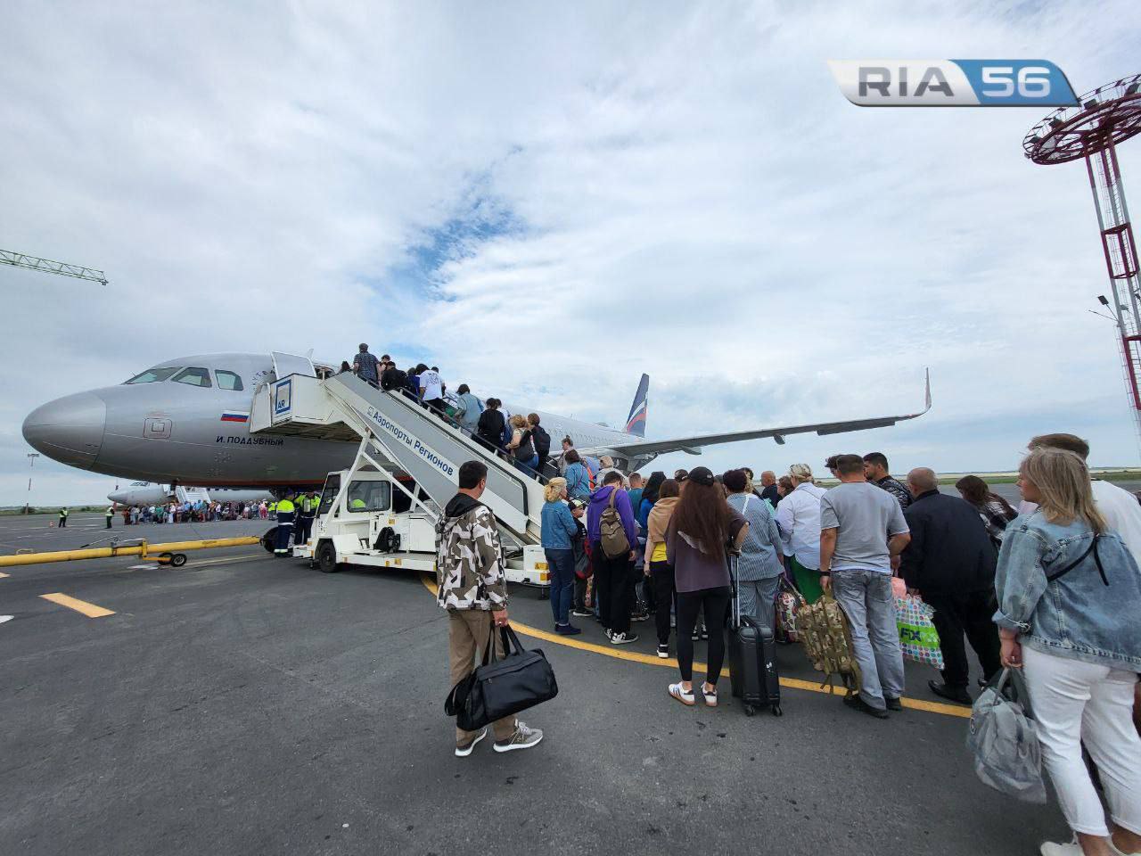 РИА56 Добро на полёты Аэропорт Оренбурга подготовился к работе в осенне зимний период Подготовку воздушной гавани к холодам проверила специальная комиссия И разрешила эксплуатацию аэропорта Что сделано для безопасности полётов подготовлены наземное оборудование и спецтехника проверены лётное поле и взлётно посадочная полоса подготовили к зиме технику для уборки снега и противогололедной обработки искусственных покрытий аэродрома сотрудники прошли дополнительное обучение