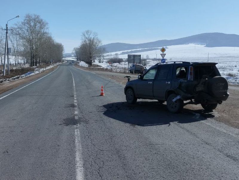 В Бурятии пьяный водитель «Гранты» протаранил «Хонду»  Авария с пострадавшими случилась утром 17 марта на федеральной трассе «Байкал» в Мухоршибирском районе. Как сообщили в ГИБДД, 61-летний водитель «Лады Гранты», ехавший в сторону Улан-Удэ, выехал на встречную полосу и врезался в «Хонду ЦРВ», которая поворачивала налево.  #Бурятия  Подробности в «Номер один»       Сообщить нам свою новость можно по кнопке:       Письмо в редакцию