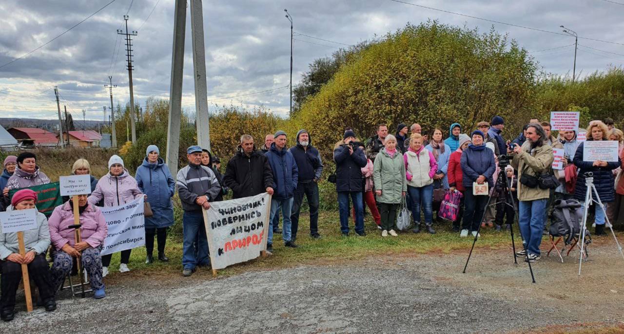 В Новосибирской области прошел митинг против строительства комплекса переработки отходов «Правобережный» вблизи села Плотниково. Его участники обратились к губернатору Андрею Травникову с требованием перенести будущий мусорный полигон в другое место. Ранее с аналогичной просьбой граждане обращались к президенту Владимиру Путину:  «Тот факт, что новый мусорный полигон собираются построить в непосредственной близости от населенных пунктов, ближайшие из которых расположены менее чем в 1,5 километрах, вызывает возмущение и активный протест жителей. Помимо очевидных негативных последствий размещения полигона, таких как загрязнение воздуха и почвы, распространение запахов, появление мусорных птиц и животных, падение цен на недвижимость есть и абсолютно реальная угроза жизненно важным, стратегическим объектам бытового обеспечения населения».  Концессионное соглашение на строительство КПО «Правобережный» было заключено в ноябре 2023 года между правительством Новосибирской области и МУП «Спецавтохозяйство». Объем инвестиций должен составить 3,48 млрд рублей. По словам организаторов митинга, концессия предполагает строительство на участке, который в августе 2021 года ученые Института нефтегазовой геологии и геофизики Сибирского отделения РАН признали непригодным для этих целей.