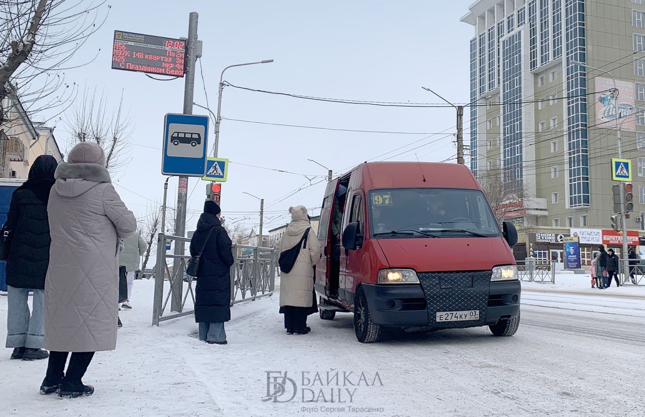 Проезд в Улан-Удэ может ощутимо подорожать  Менее чем за неделю до Нового года состоится очередная сессия Улан-Удэнского горсовета, на которой депутаты рассмотрят вопрос о повышении стоимости проезда в общественном транспорте. Как стало известно «Байкал-Daily», перевозчики настаивают, чтобы цену на него увеличили сразу на 10 рублей – до 35 рублей в трамваях и до 40 – в маршрутках и автобусах.  Депутаты горсовета же считают, что тариф должен составлять 33 и 36 рублей соответственно