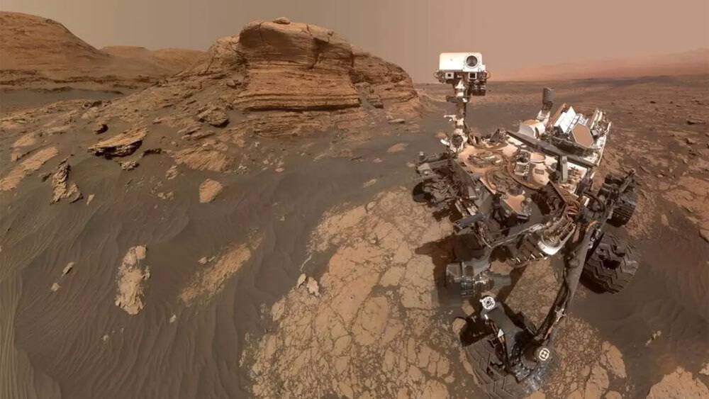 Марсоход Curiosity запечатлел цветные облака, плывущие над Красной планетой. Они похожи на земные, но состоят не из воды.   В составе марсианских облаков содержится либо водяной лед, либо, на больших высотах и ​​при более низких температурах, замерзший углекислый газ  сухой лед . Последние могут иметь радужную окраску, они формируются на высоте 60-80 км и более-менее заметны в сумерках.    Посмотреть, как красно-зеленые облака плывут по марсианскому небу, можно по ссылке.