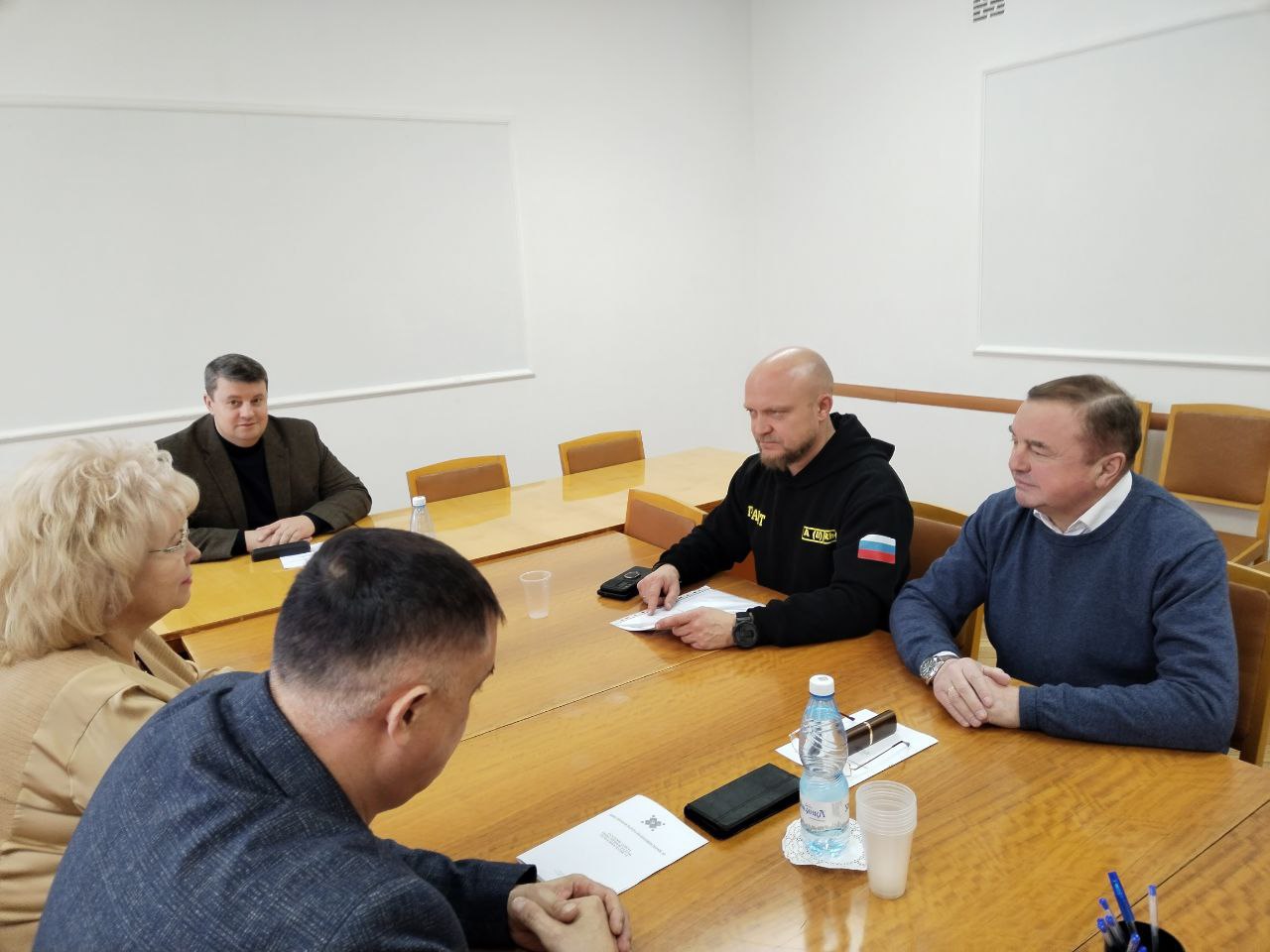 Сегодня 21 января состоялось первое в этом году заседание Совета Общественной палаты Марий Эл На нем подвели итоги минувшего года и обозначили планы на предстоящий период Было отмечено что в Год защитника Отечества палата организовала серию мероприятий посвященных этой теме 80 летию Победы в Великой Отечественной войне и 20 летию со дня образования Общественной палаты РФ Всего комиссии провели более 20 круглых столов и других событий Завершился год масштабным Гражданским форумом Регион Общество Человек В 2026 году приоритетом станет общественный контроль Основные усилия будут направлены на мониторинг реализации национальных проектов а также на деятельность общественных советов при органах исполнительной власти и муниципальных образований