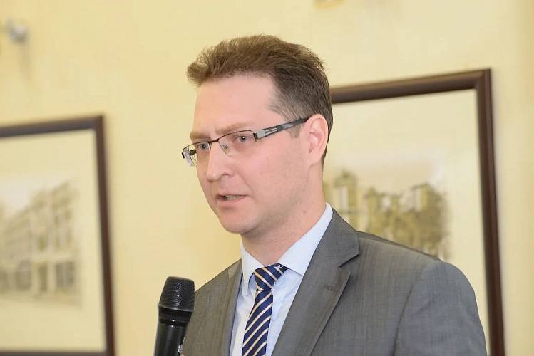 В РостГМУ новым и о ректора назначили Михаила Шишова В Ростовском государственном медицинском университете сменилось руководство Это следует из данных на официальном сайте учреждения Новым исполняющим обязанности ректора был назначен Михаил Шишов Михаил Шишов является выпускником РостГМУ В 2004 году он закончил вуз с отличием а в 2008 году закончил ординатуру по специальности хирургия Но учиться он не бросил и в 2007 году получил еще одно высшее образование окончив с отличием Кисловодский институт экономики и права по специальности юриспруденция С 2008 по 2025 годы Шишов работал в Росздравнадзоре по Ростовской области Там он замещал должности главного специалиста эксперта главного государственного инспектора начальника отдела заместителя руководителя С 2011 года он работал и вузе где начинал ассистентом а в 2024 году возглавил кафедру медицинского права В 2025 году он стал проректором по научной работе Отметим что с июня 2024 года должность и о ректора занимала Олеся Стражинская До прихода в вуз она работала заместителем председателя правительства Архангельской области по соцвопросам Также она являлась экс советником министра здравоохранения РФ Михаила Мурашко Подпишись на 1Rnd Написать в редакцию