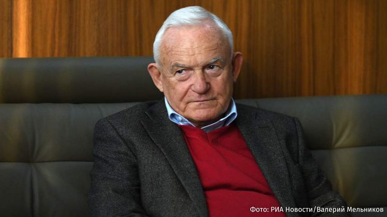 Польское государство выставило себя на посмешище и это добровольно Бывший премьер министр Польши Лешек Миллер считает что страна выставила себя на посмешище приняв участие в побеге Миндича с Украины Об этом он заявил в интервью интернет порталу dorzeczy pl Он отметил что украинский бизнесмен замешанный в коррупционном скандале пересек границу Польши и Украины прошел проверку в аэропорту и улетел в Израиль без препятствий Никто не задает вопросов все ведут себя так будто ничего не произошло Миндич прошёл стандартный паспортный контроль а система пограничной службы фиксирует данные о пассажирах настолько точно что даже если бы кто то попытался вылететь голубиной почтой система бы его зафиксировала Украинские власти официально не ходатайствовали об аресте Миндича поэтому для пограничной службы он был обычным путешественником а не разыскиваемым отметил Миллер в соцсети X  Ранее 10 ноября НАБУ выявило схему отмывания денег в энергосекторе через которую прошло около 100 млн Обвинения предъявили семи лицам включая бизнесмена близкого к Владимиру Зеленскому Тимура Миндича Его называют руководителем преступной схемы Также сбежать с Украины могла министр энергетики Украины Светлана Гринчук заявила депутат Верховной Рады Марьяна Безуглая IZ RU в Telegram в MAX