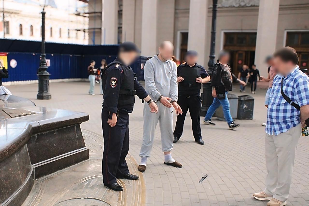 ‼ Завершено расследование уголовного дела о покушении на убийство мужчины в Москве Северным следственным отделом на транспорте Западного межрегионального следственного управления на транспорте Следственного комитета Российской Федерации завершено расследование уголовного дела по обвинению мужчины 1977 года рождения в совершении преступления, предусмотренного ч. 3 ст. 30, ч. 1 ст. 105 УК РФ покушение на убийство . Следствием установлено, что 21 мая 2025 года обвиняемый, находясь в состоянии алкогольного опьянения на привокзальной площади Ленинградского вокзала города Москвы, в ходе словесного конфликта нанес мужчине 1986 года рождения удар ножом в жизненно важный орган – шею. Пострадавший был госпитализирован, ему была оказана необходимая медицинская помощь. В ходе предварительного следствия по уголовному делу проведен комплекс необходимых следственных действий, направленных на сбор и закрепление доказательственной базы. Собранные материалы легли в основу обвинительного заключения, которое после утверждения прокурором направлено в суд для рассмотрения по существу.