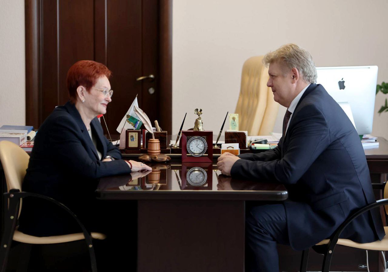 Сегодня полномочный представитель президента в СФО Анатолий Серышев в Томске встречался не только с губернатором Владимиром Мазуром главой Газпромтрансгаз Томск Владиславом Бородиным но и зачем то со спикером Законодательной думы Оксаной Козловской Обсуждали согласно официальному пресс релизу не поверите формирование ЭКГ рейтинга ответственного бизнеса на томской земле Что то говорит мне что были темы и поважнее