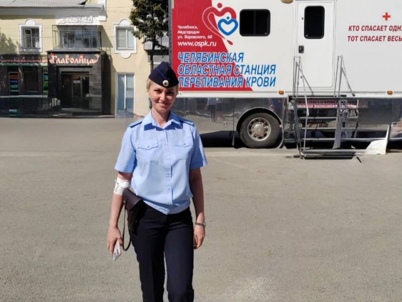 Копейские полицейские приняли участие в Дне донора   Полицейские сдали кровь для Челябинской областной станции переливания крови. До процедуры добровольцы прошли медицинское обследование – у них взяли кровь из пальца для определения резус-фактора и лабораторных анализов, измерили артериальное давление. После этого все желающие смогли принять участие в благородной и столь необходимой для пациентов, нуждающихся в переливании,  процедуре.   Для сотрудников полиции участие в такого рода акциях и мероприятиях не в новинку. Стражи правопорядка, сталкиваясь в своей повседневной службе с различными ситуациями, прекрасно знают цену человеческой жизни, которая зачастую зависит от наличия необходимой группы крови в банке станции переливания крови.   Полицейские ОМВД России по г. Копейску всегда сдают кровь добровольно, с большим желанием помочь нуждающимся в ней людям, понимая значимость проведения таких дней.    #мвд74 #полиция74 #полицияюжногоурала #челябинскаяобласть #Миасс #мошенники