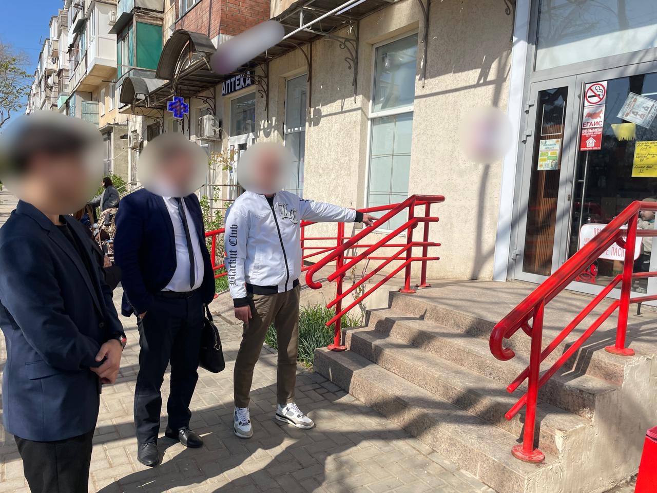 В Евпатории осужден местный житель за причинение смерти по неосторожности Установлено что подсудимый находясь на верхних ступенях у входа в магазин вступил в словесный конфликт с 70 летним мужчиной который впоследствии перерос в обоюдную драку В ходе драки подсудимый толкнул погибшего в грудь от чего последний потерял равновесие и упал с высоты четырех ступеней получив телесные повреждения повлекшие его смерть Осужденный был задержан сотрудниками полиции Суд приговорил виновного к 1 году исправительных работ с удержанием 10 от заработной платы в доход государства