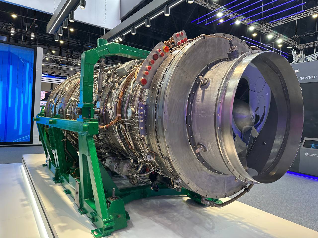 Ростех представил эффективные решения для нефтегазовой отрасли Венесуэлы В ходе бизнес форума Россия и Венесуэла стратегические партнеры Госкорпорация Ростех представила решения для нефтегазовой отрасли Венесуэлы включая поставки энергетического и газоперекачивающего оборудования ОДК Инжиниринг предложила современные установки на базе газотурбинных двигателей для модернизации объектов Среди предложений газоперекачивающие агрегаты мощностью от 4 до 32 МВт и быстровозводимые электростанции на базе двигателя НК 37 Сотрудничество с компанией Петролеос де Венесуэла С А станет основой для успешной модернизации оборудования в отрасли а форум служит платформой для диалога между бизнесом и государственными структурами двух стран