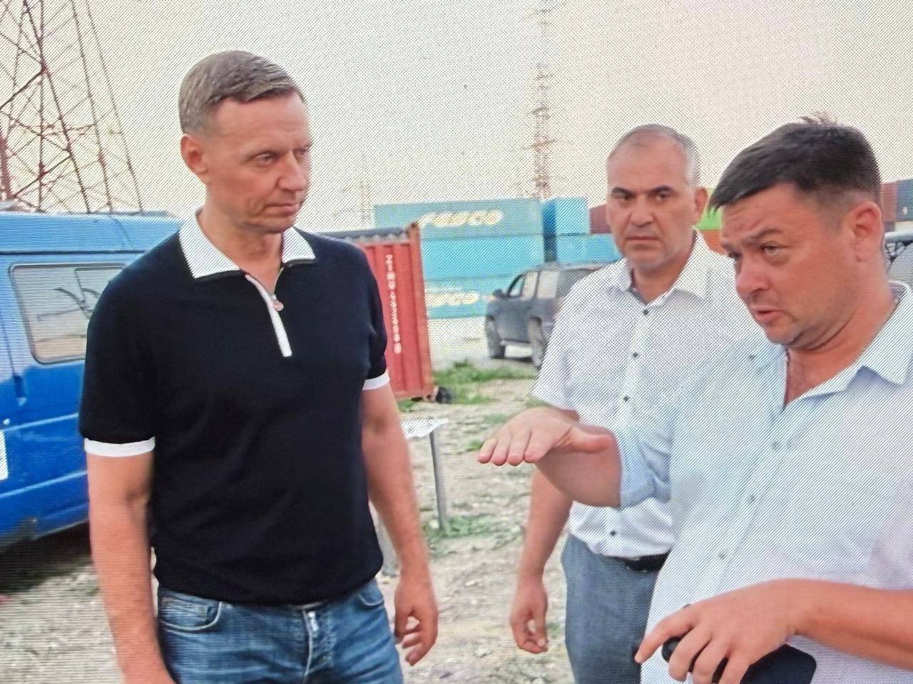 Совместно с главой города-героя Андреем Васильевичем Кравченко нахожусь на подстанции Кирилловская.   На данный момент завершаются аварийно-восстановительные работы.  Испытание восьмой кабельной линии прошло успешно. Приступили к монтажу муфтовых соединений. Десятое присоединение сейчас испытывается лабораторией. По завершению приступим к монтажу муфт на нём.   Аварийные бригады делают всё возможное, чтобы в кратчайшие сроки завершить работы. На данный момент - это 22:00.