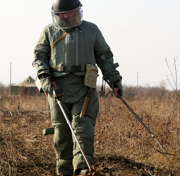 В Луганске начались работы по разминированию участка для строительства аэропорта Об этом сообщил министр инфраструктуры и транспорта ЛНР Альберт Апшев во время правительственного часа в Народном Совете Сейчас саперы проводят масштабное обезвреживание взрывоопасных предметов оставшихся после боевых действий Реконструкция аэропорта предусмотрена на 2028 2030 годы в рамках нацпроекта Эффективная транспортная система Новый международный аэропорт сможет принимать широкофюзеляжные самолёты и обеспечит регион современным уровнем мобильности и комфорта В настоящее время уточняются технические параметры ведутся кадастровые и проектные работы