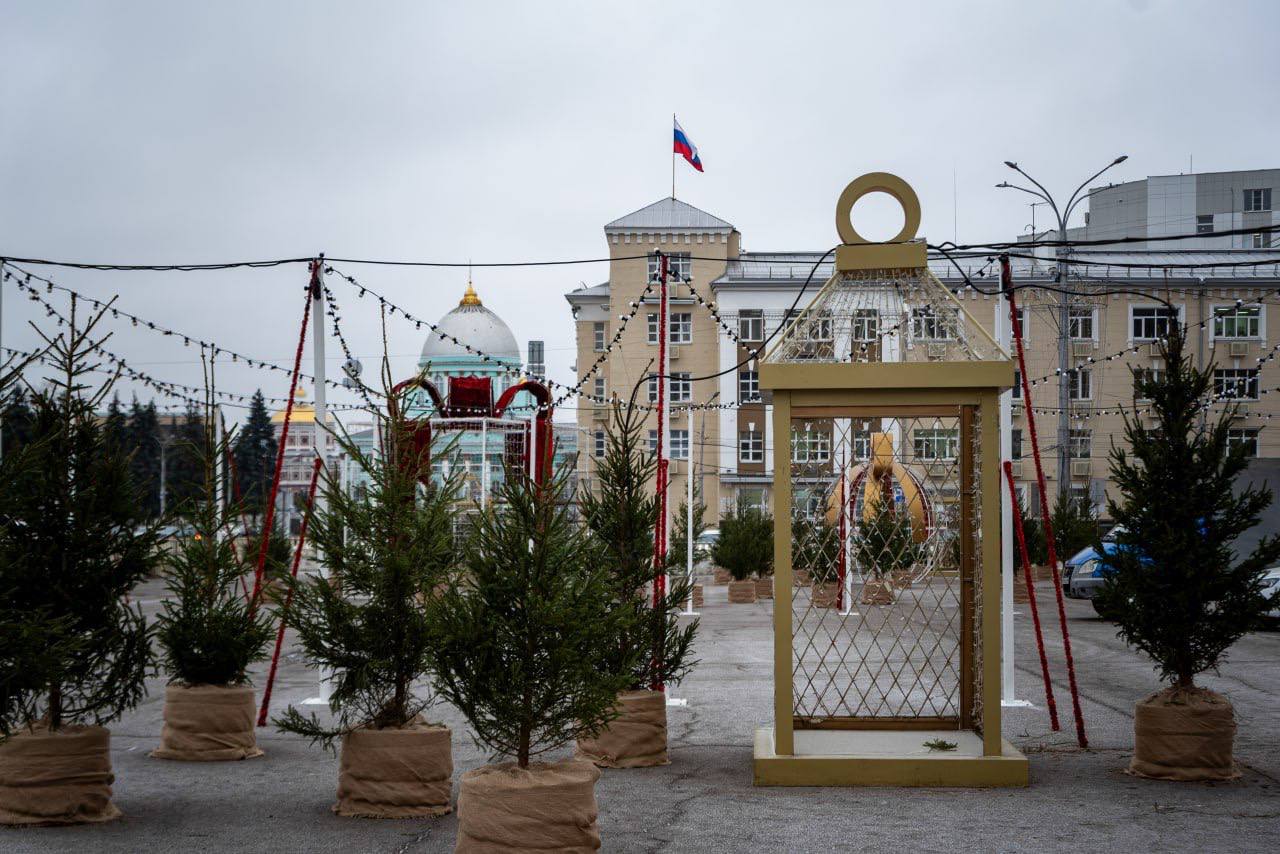 В трех округах Курска приступили к установке новогодних ёлок  Уже заканчивается монтаж конструкции возле Дворца молодежи на Парковой. Сегодня подрядчик приступит к установке ели на площади Советов перед цирком, а в ближайшее время — и в жд округе.   На Красной площади уже завершают монтаж новогодних инсталляций «Красный лес».  Друзья, а у вас уже есть новогоднее настроение?    : Рина Горлова     !