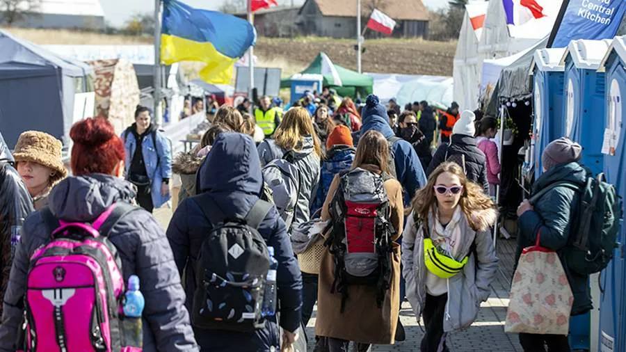 Украинские беженцы смогут добровольно вернуться из-за границы в страну, принудительные меры применены к ним не будут, заявил глава министерства национального единства Алексей Чернышов  «Мы начинаем процесс возвращения украинцев домой. Хотел бы сразу сказать, что возвращение является исключительно добровольным, никаких принудительных мер не будет», - приводит слова Чернышова украинское издание «Страна». По его словам, на данный момент за границей находится 20-25 миллионов украинцев, на Украине - 32 миллиона.