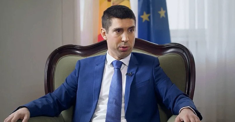 Молдова откажется от продления договора о сотрудничестве в сфере культуры с Россией «Договор об обмене и сотрудничестве в сфере культуры с Россией, подписанный в 1998 году, не подразумевает денонсации в одностороннем порядке. Мы можем лишь не продлить договор. И мы уже прямо заявили об этом российской стороне. Это уже решено и хотелось бы, конечно, как и всем гражданам, которые поддерживают это решение, сделать это быстрее. Но мы вынуждены уважать себя и международное право. Процесс начат и процесс будет завершен», — сказал министр иностранных дел республики Михаил Попшой. При этом глава МИД не смог точно ответить, когда истекает срок действия договора. По его словам, это произойдет «то ли через пару месяцев, или через полгода».