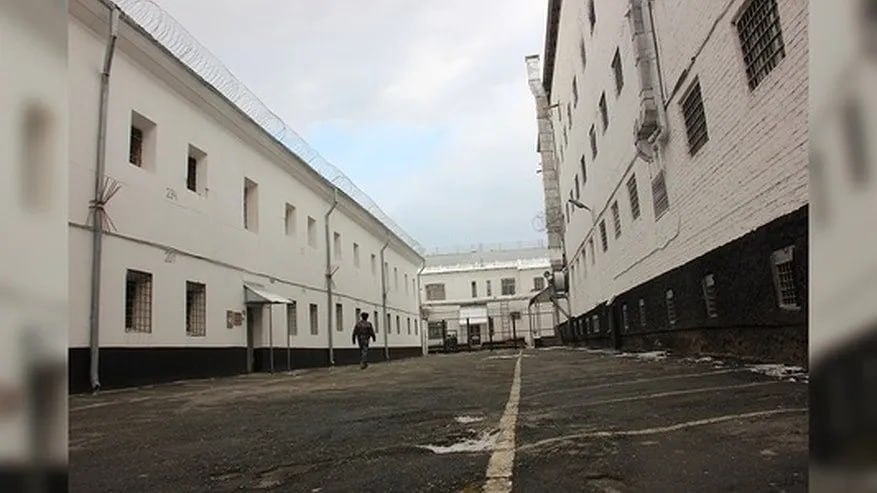 Два арестанта сбежали из СИЗО 1 в Екатеринбурге СМИ Сейчас идёт поиск беглецов сообщает Ура ру со ссылкой на источник Беглецы могли обвиняться в поджоге военкомата по ст 205 УК РФ терроризм В свердловском ГУФСИН не дают комментариев по этому поводу urallive