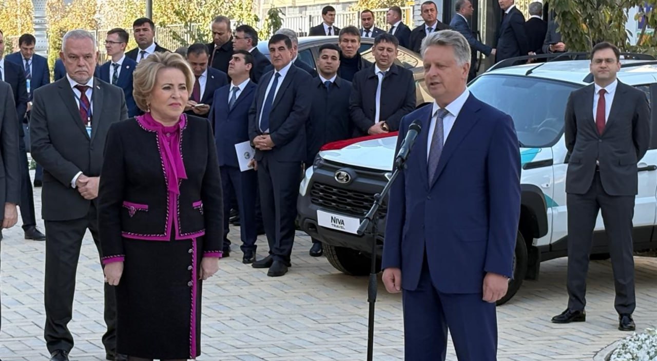 АВТОВАЗ передал русским школам в Таджикистане 8 автомобилей Лада