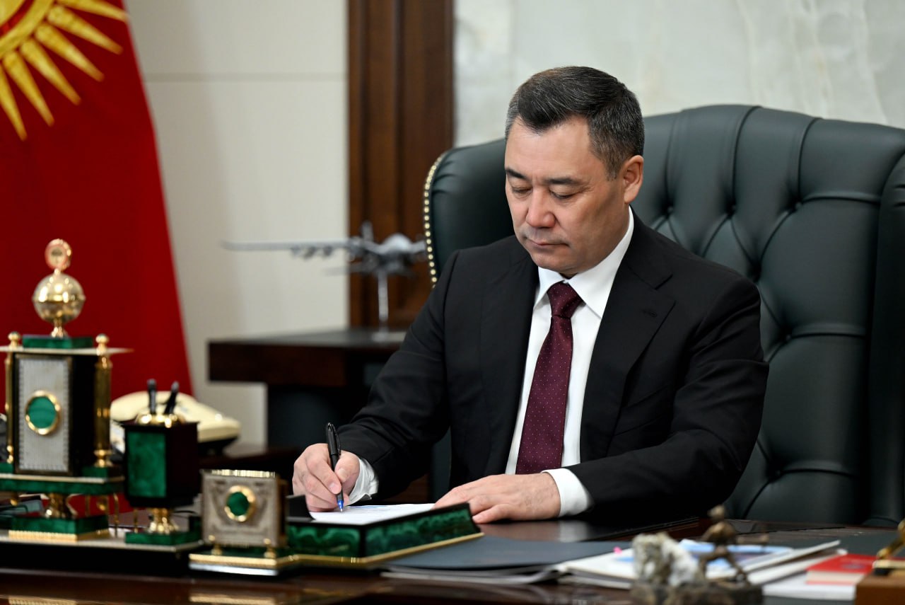 Президент Кыргызстана Садыр Жапаров подписал Цифровой кодекс  Кодекс принят Жогорку Кенешем 18 июня 2025 года.  Как отмечает пресс-служба главы государства, этот документ объединяет в себе правила, которые раньше регулировались разными законами, и создает единую систему для работы с цифровыми данными, услугами и технологиями.   В Цифровом кодексе подробно прописаны нормы о защите персональных данных, использовании цифровых сервисов, работе телекоммуникационных сетей и даже об искусственном интеллекте.  Важно, что закон защищает права пользователей, обеспечивает безопасность в цифровом пространстве и регулирует взаимодействие между госорганами, бизнесом и гражданами. Благодаря этому кодексу КР сможет лучше развивать цифровую инфраструктуру и привлечь больше инвестиций в эту сферу.  Цифровой кодекс вступит в силу через шесть месяцев, что даст время для подготовки всех участников рынка к новым правилам.