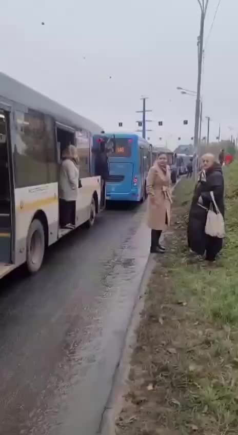 Пробки в Санкт-Петербурге: задержки общественного транспорта и пешие маршруты