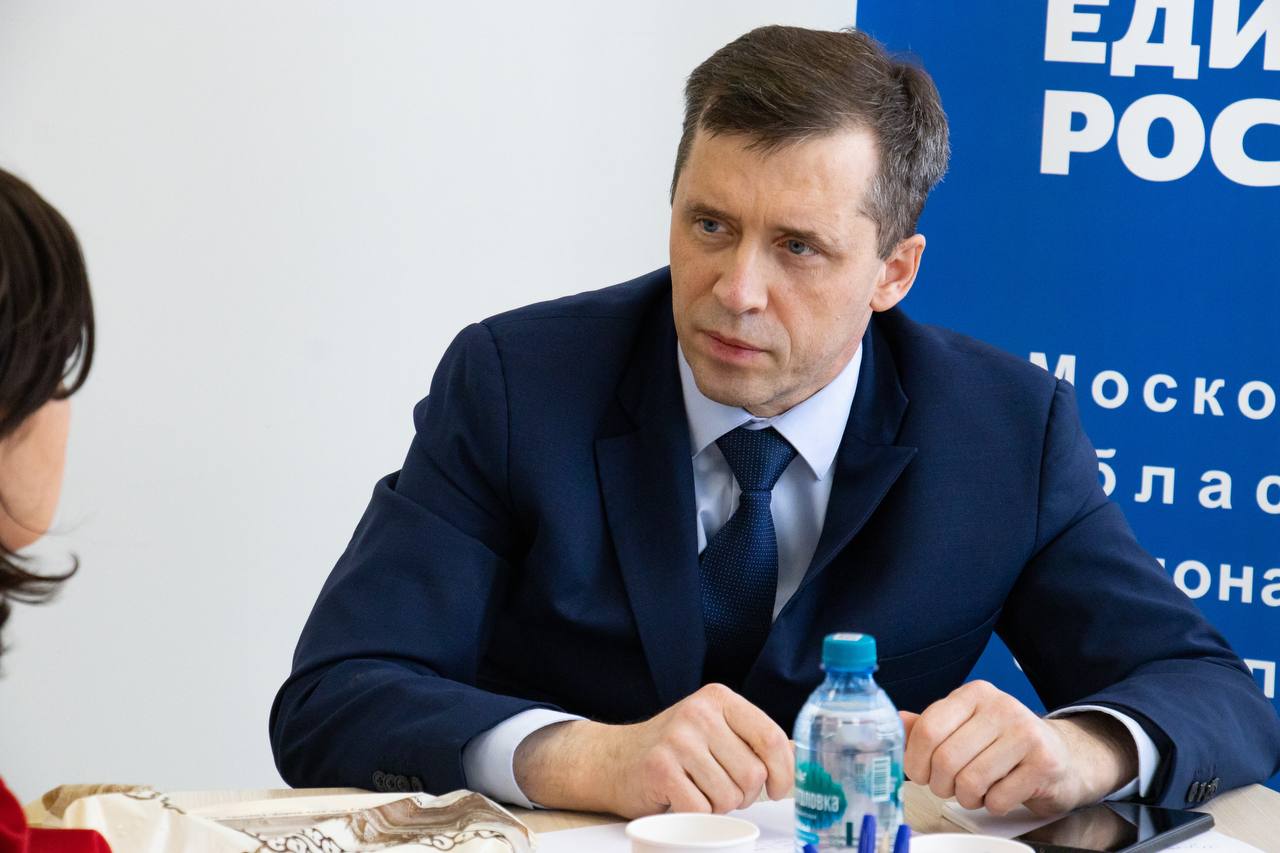 Депутат Госдумы, координатор федерального партийного проекта «Единая страна – доступная среда» Михаил Терентьев провел прием жителей в региональной общественной приёмной «Единой России» Московской области  Обратившиеся за помощью – из Серпухова, Балашихи, а также из Тульской области.   «Сегодня прием жителей проводили совместно с представителями Адвокатской палаты Московской области. Обсуждали вопросы реабилитации инвалидов, предоставление санаторно-курортного лечения. Проектировщик по строительству объектов для маломобильных граждан представила наработки и материалы по адаптации инвалидов. Свой опыт она хочет предложить другим регионам. Все вопросы взяли с помощниками в работу», - рассказал депутат.  Подробнее узнать о работе общественных приемных «Единой России» в Московской области и записаться на встречу с депутатом можно по телефону 8 495 106-05-50