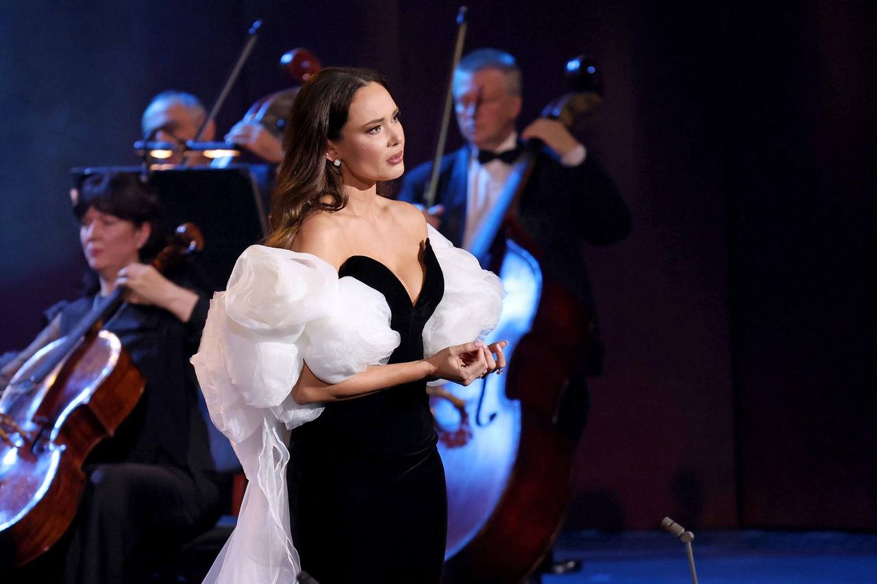 На Гала концерте в честь 90 летия Пермской филармонии выступит всемирно известная оперная певица Аида Гарифуллина 14 февраля суббота 19 00 На сцену Большого зала выйдет всемирно известная оперная дива Аида Гарифуллина в сопровождении Государственного академического симфонического оркестра Республики Татарстан под управлением маэстро Александра Сладковского А также солисты Иван Гынгазов тенор и Семён Антаков баритон В программе концерта знаменитые оперные арии и дуэты шедевры оркестровой музыки Джузеппе Верди Пьетро Масканьи Джакомо Пуччини Петра Чайковского и Сергея Рахманинова Каждый гость получит бокал игристого в честь юбилея На мероприятии предусмотрен вечерний дресс код Билеты Большой зал филармонии улица Куйбышева 14 Фото Светослав Велесов