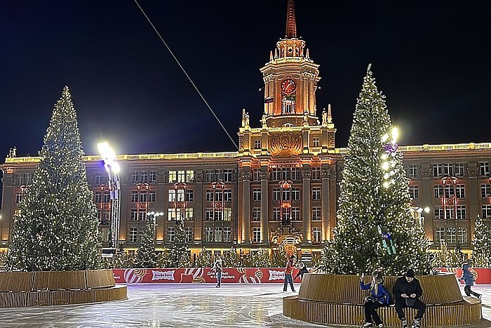 На Площади 1905 года вновь закрывают главный каток Екатеринбурга Только открывшийся 21 декабря каток на Площади 1905 года приостановит свою работу из за аномальных холодов Дело в том что морозы до 30 могут серьёзно повредить ледовое покрытие и вывести из строя спецтехнику В ближайшие дни 24 и 25 декабря каток на площади не будет работать По прогнозу обещают сильный мороз который может сказаться на состоянии льда Надеемся встретиться с вами уже 26 декабря когда отступит мороз сообщается в телеграм канале катка Всем кто уже купил билеты на эти дни предложили варианты возврата электронные билеты можно сдать онлайн а бумажные можно вернуть или обменять в кассе с 26 декабря uralweb ru