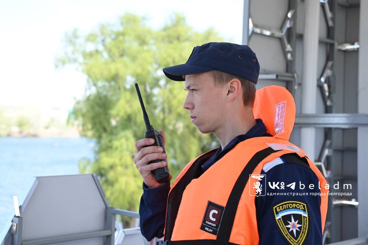 Вчера сотрудники водно-спасательной станции спасли ребенка на пляже «Берега» «13-летняя девочка отплыла слишком далеко, не рассчитав свои силы, начала тонуть. Произошедшее заметил спасатель ГОЧС Игорь Лысенко. Он первым пришел на помощь ребенку, вытащив из воды. Вместе с другим спасателем Артемом Чуевым девочку проводили на медицинский пост. Ее осмотрел медработник, к счастью, обошлось без травм. С начала купального сезона это первое ЧП на воде», — сообщили в городской мэрии. Важно не забывать о правилах безопасности на воде: купаться можно только на оборудованных пляжах: акватория проверена, а территорию контролируют спасатели, есть медработник, который готов оказать первую помощь; на каждом пляже есть зона для купания детей: не пренебрегайте этим – там подходящая для малышей глубина; не заплывайте за буйки; не употребляйте алкоголь; пользуйтесь защитой от солнца, пейте больше воды. Кроме того, спасатели просят родителей внимательно следить за детьми на пляже. Только за вчерашний день сотрудники ГОЧС нашли 5 потерявшихся в пляжной зоне детей. В случае ЧП звоните в единую дежурно-диспетчерскую службу по телефону 112. Жесть Белгород - подписаться