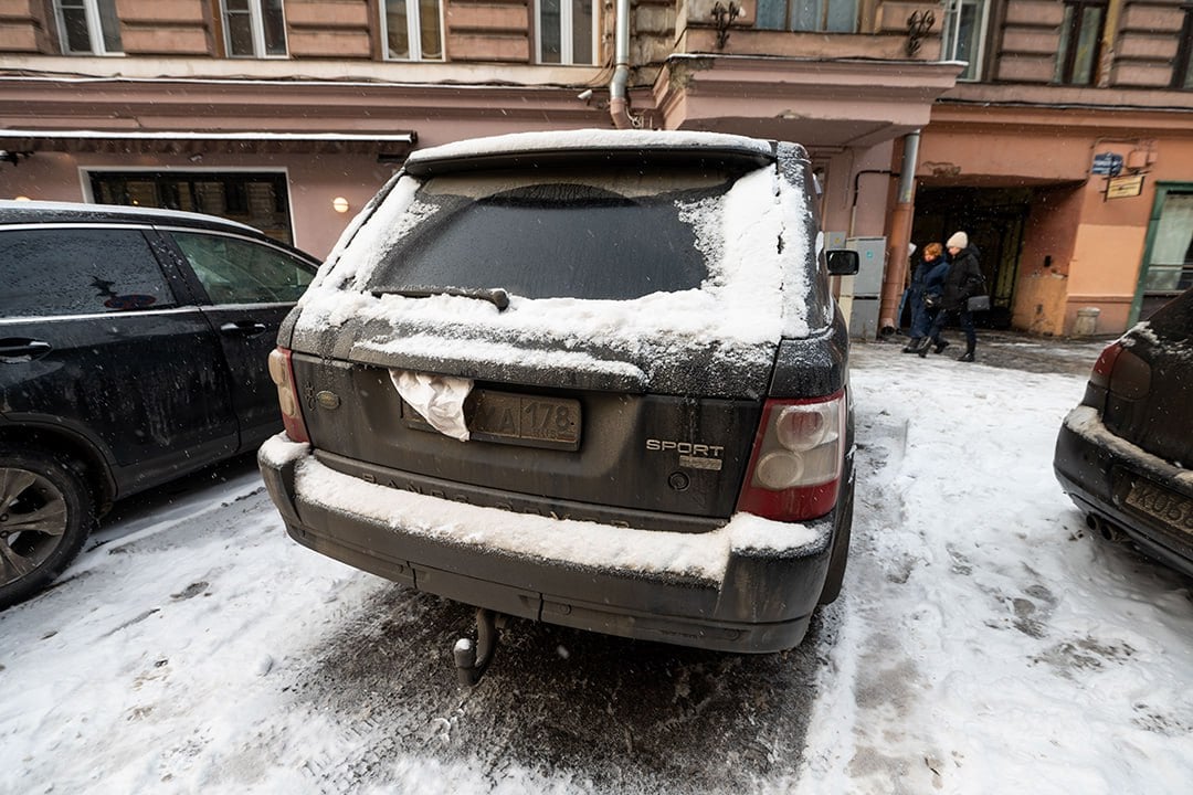 Платная парковка может выйти за пределы центра Петербурга  Власти Петербурга утвердили новую комплексную схему организации дорожного движения  КСОДД . Этот документ охватывает почти все транспортные аспекты городской жизни. В частности, авторы схемы предложили расширить зону платной парковки.  - Предложения по развитию зоны платной парковки включают в себя расширение ее зоны в южной части Выборгского района и части Калининского района у Финляндского вокзала, - говорится в КСОДД. - На втором этапе предлагается расширение южной части Адмиралтейского района  от Обводного канала до границы , северо-восточной части Кировского района  до улиц Трефолева и Маршала Говорова , северной части Московского района  до Благодатной и Сызранской улиц  и части Фрунзенского района. Это территории, непосредственно примыкающие к существующей зоне платной парковки и обладающие схожими характеристиками застройки.  Но и это еще не все. Документ предлагает концепцию «островков» с платной парковкой возле мест массового притяжения людей по всему городу, например возле транспортных узлов или особо популярных учреждений.  Бу, испугался?   : СПб