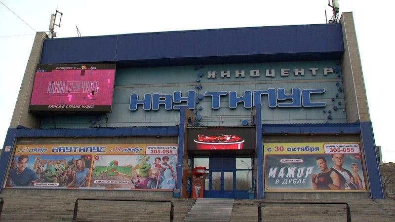 Десятки человек включая детей получили ожоги глаз после похода в кинотеатр в Абакане Как сообщили в Следкоме пострадали 15 человек в том числе восемь школьников По данным местных СМИ речь может идти о 32 людях включая 20 несовершеннолетних Во время сеанса работала бактерицидная лампа уточнили RT в СК по Красноярскому краю Посетителям потребовалась помощь медиков серьёзных последствий для их здоровья нет Мама одного из пострадавших детей рассказала RT сейчас глаза уже намного лучше они используют капли и мази Заведено уголовное дело региональная прокуратура проводит проверку Подписаться на RT ТГ Зеркало MAX