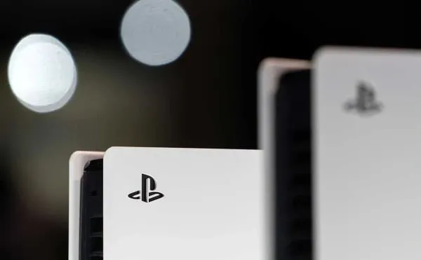 Продажи игровых консолей Sony PlayStation в России в первом квартале 2026 года выросли на 51 в штуках Эксперты связывают рост с ожиданием выхода шестой части игры Grand Theft Auto релиз которой запланирован на ноябрь пользователи стремятся обновить консоль под требовательную к ресурсам игру и спрос начинает расти за несколько месяцев до релиза В целом продажи игровых консолей в первом квартале выросли на 22 год к году и достигли 459 тыс устройств В денежном выражении рынок увеличился на 29 и превысил 8 6 млрд руб В прошлом году тенденция была обратная в первом квартале 2025 го снижение год к году составляло 20 в штуках и 34 в деньгах Фото Tomohiro Ohsumi Getty Images  Канал РБК в Макс  Приложение РБК для iOS и Android
