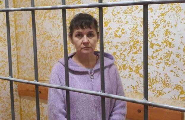 Украинскую шпионку отправили в колонию в Херсонской области Завербованная украинскими спецслужбами жительница Херсонской области Светлана Шевчук приговорена к 12 годам колонии за шпионаж и хранение взрывчатых веществ. Об этом сообщили в пресс-службе прокуратуры Херсонской области. «Херсонский областной суд вынес обвинительный приговор по уголовному делу в отношении гражданки Украины. Она признана виновной в незаконном приобретении, передачи, хранении и ношении взрывчатых веществ и взрывных устройств», – говорится в сообщении. Шевчук начала свою шпионскую деятельность в 2023 году, а весной 2024 года она уже собирала данные о передвижении и местах нахождения военной техники, а также личного состава вооруженных сил Российской Федерации ВС РФ , передавая их Украине. Параллельно женщина получала от украинских кураторов взрывчатку, которую хранила дома. Южная служба новостей