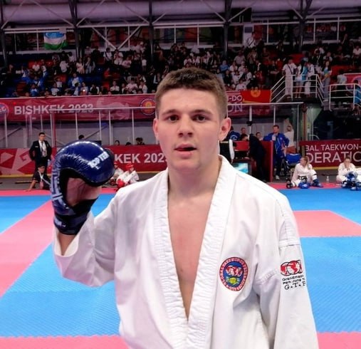 Чемпион мира по тхэквондо Эмин Четинбаг арестован в Москве Его подозревают в вымогательстве денег у криптоинвесторов По версии следствия в феврале этого года Четинбаг вошёл в ОПГ из шести человек чтобы вымогать деньги у криптовалютчиков В банду входили также опера одного из московских отделов Они угрожали криптанам уголовными делами Всего шайка успела отжать 4 млн руб По статьям Мошенничество и Превышение должностных полномочий всем грозит до десяти лет колонии Эмин Четинбаг мастер спорта международного класса чемпион мира по тхэквондо Подписывайся на SHOT Прислать новость