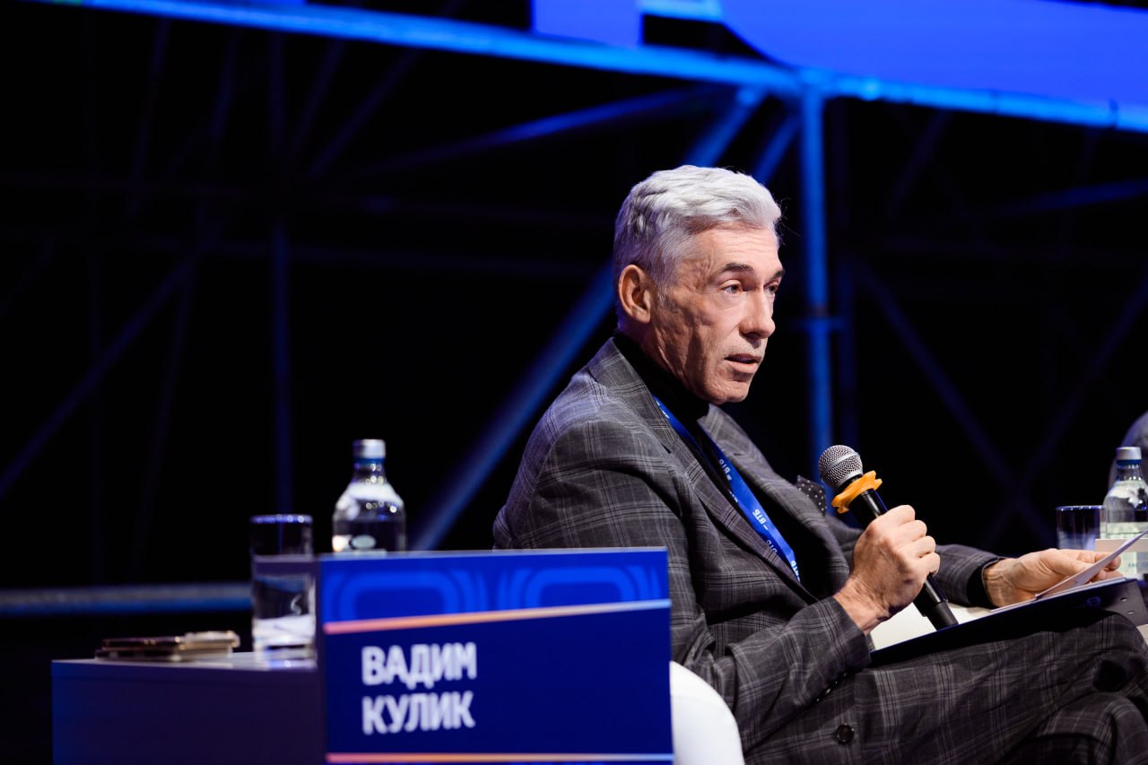 Развитие ИИ ассистентов станет ключевым фактором роста популярности биометрии в ближайшие годы заявил зампред ВТБ Вадим Кулик По его словам развитие цифровых помощников онлайн платформ и госуслуг ускорит внедрение технологий распознавания голоса и мимики Биометрия повысит точность идентификации и безопасность аутентификации в цифровых сервисах Особую роль в ее распространении отметил Кулик сыграют маркетплейсы за счет бесшовных оплат и персонализированных решений bezposhady