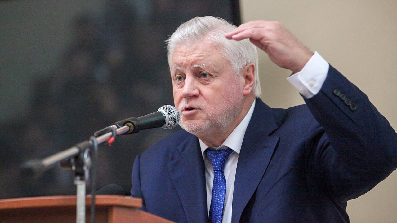 В Госдуме просят отменить мораторий на штрафы для застройщиков  Из-за него девелоперы «расслабились»: перестали соблюдать дедлайны и стандарты качества, заявил депутат Сергей Миронов.   По его словам, отсутствие ответственности увеличивает риск долгостроев и формирует негативные ожидания на рынке жилья. К тому же, отсутствие выплат за срыв сроков и косяки отражается на семейных бюджетах и подрывает доверие к долевому механизму.     Последний раз мораторий на выплату штрафов и пеней за нарушение обязательств по ДДУ продлили до 31 декабря 2025 года. Депутат предлагает досрочно отменить эту меру. Свое письмо он направил премьер-министру Мишустину.   Как думаете, это поможет избежать хотя бы очередного продления моратория?       #новости