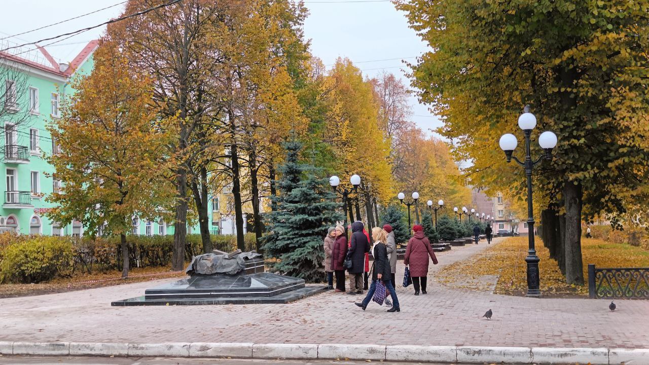 В сквере Верещагина завершили установку основания для памятника Скоро смонтируют и освещение сообщил мэр Реконструкцию пространства финансирует компания Дельта Фото от подписчика Череповецкий бизнес теперь часто привлекается к благоустройству города Крупные компании занимаются масштабными и дорогими проектами компании поменьше благоустраивают небольшие территории делают детские площадки или ставят спортивное оборудование Жителей привлекают на уборку территорий