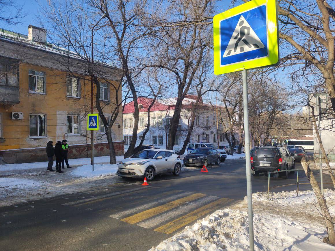 Женщина-водитель сбила ребенка на пешеходном переходе во Владивостоке    На улице Южно-Уральской 52-летняя водительница Toyota CH-R сбила 11-летнюю девочку, переходящую дорогу. На место прибыли Госавтоинспекция и скорая помощь. В результате аварии ребенок получил травму подбородка. Девочке назначено амбулаторное лечение.     Стаж вождения женщины 25 лет. За 2024 год к административной ответственности за нарушение ПДД привлекалась два раза. Составлены административные материалы.   Источник: