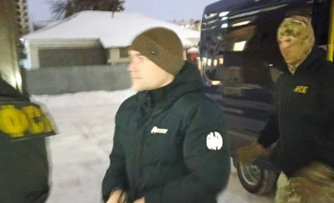 Сотрудники ФСБ провели обыски в рамках дела о растрате в котором обвиняют министра дорожного хозяйства и транспорта Челябинской области Алексея Нечаева сообщил источник РБК В Управлении ФСБ по Челябинской области подтвердили РБК что проводятся следственные действия По информации источника РБК обыски прошли на работе и дома у замначальника отдела правового обеспечения и закупок правового управления Миндортранса Эмиля Фаткулина экс заместителя начальника управления руководителя отдела по развитию и организации дорожной деятельности Дмитрия Чупахина а также бывшего главного специалиста службы планирования закупок управления дорожного хозяйства Миндора Яны Богдановой По словам собеседника все трое задержаны Источник фото очевидец РБК в Telegram и MAX