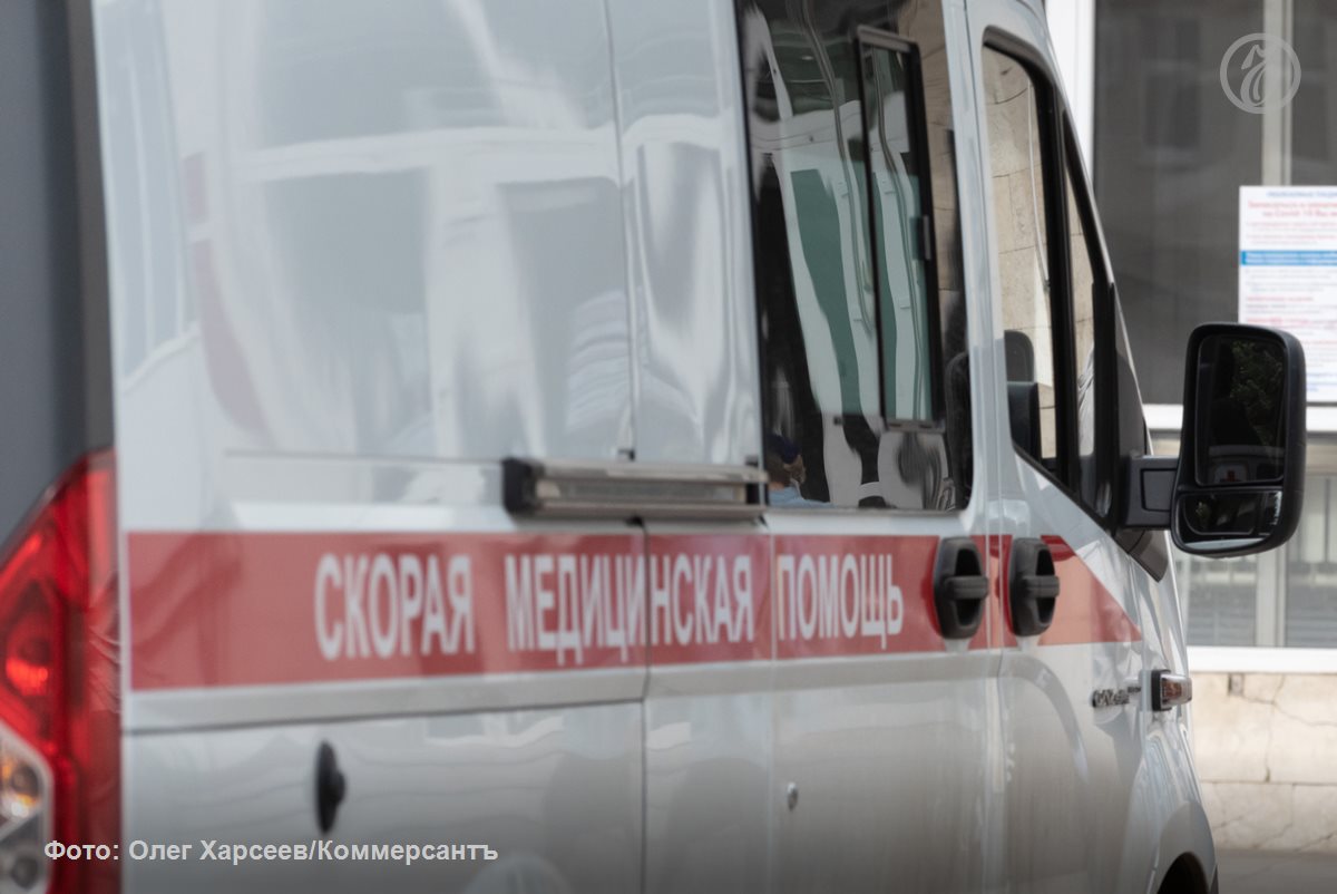 В Петербурге ищут водителя, сбившего ребенка на роликах на улице Дыбенко Полиция разыскивает скрывшегося с места ДТП водителя, сбившего ребенка на роликах на Невском районе Петербурга. Дорожная авария с пострадавшим несовершеннолетним произошла накануне, 24 апреля, в 19:40 у дома 17 корп. 1 по улице Дыбенко. Как сообщили в региональном ГУ МВД, по предварительным данным, неустановленный водитель, управляя автомобилем и двигаясь по боковому проезду от Дальневосточного проспекта в направлении Искровского проспекта, вне зоны пешеходного перехода совершил наезд на восьмилетнего мальчика, который пересекал проезжую часть на роликовых коньках в сопровождении матери. В итоге пострадавшего ребенка госпитализировали с переломами голени в состоянии средней тяжести. Водитель с места происшествия скрылся. В настоящий момент все подробности произошедшего выясняются, приняты меры к розыску скрывшегося водителя, отметили в полиции.