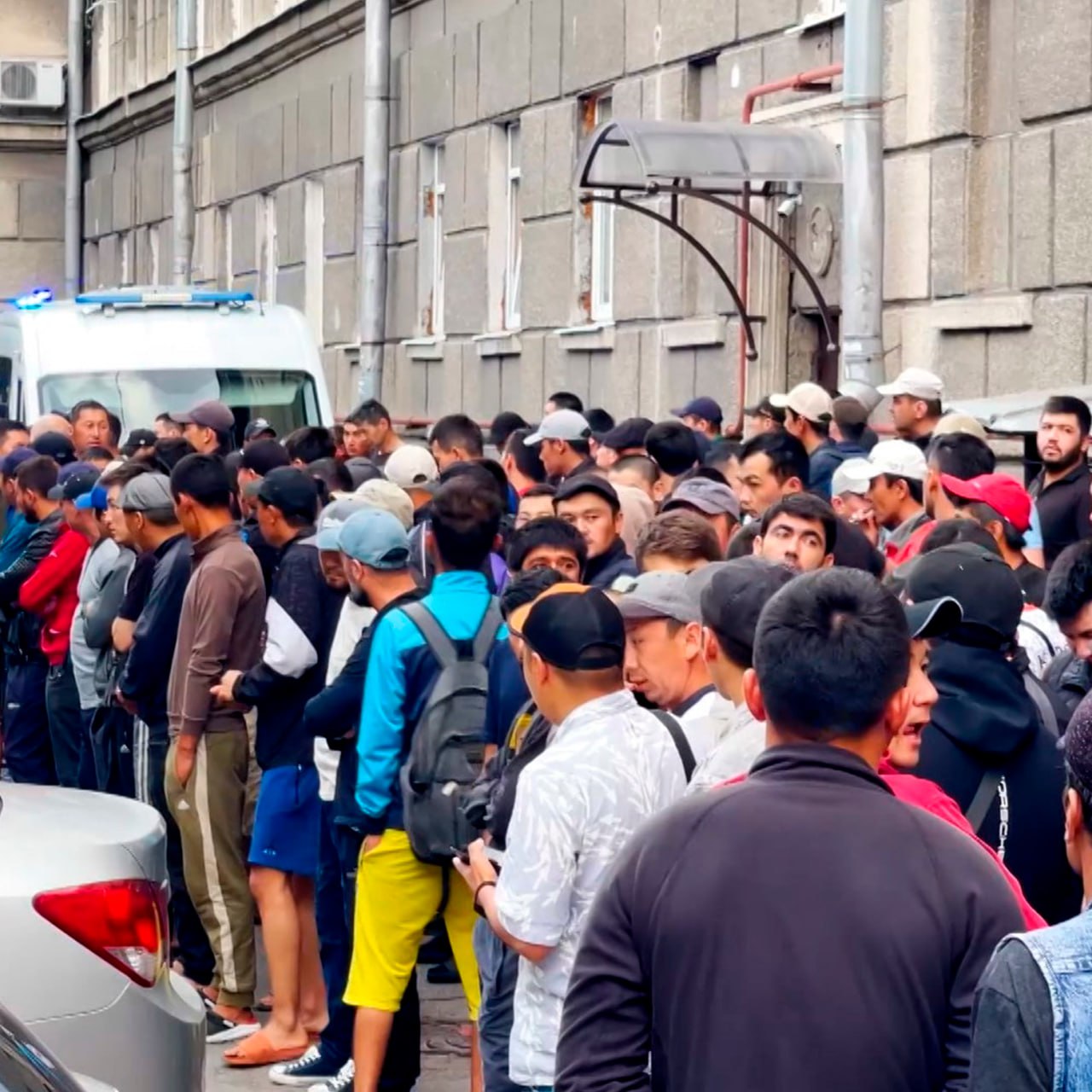 Мигрантам запретили работать в такси доставке и общепите в Курской области Нововведения вступают в силу с 2026 года сообщил губернатор Александр Хинштейн НМШ