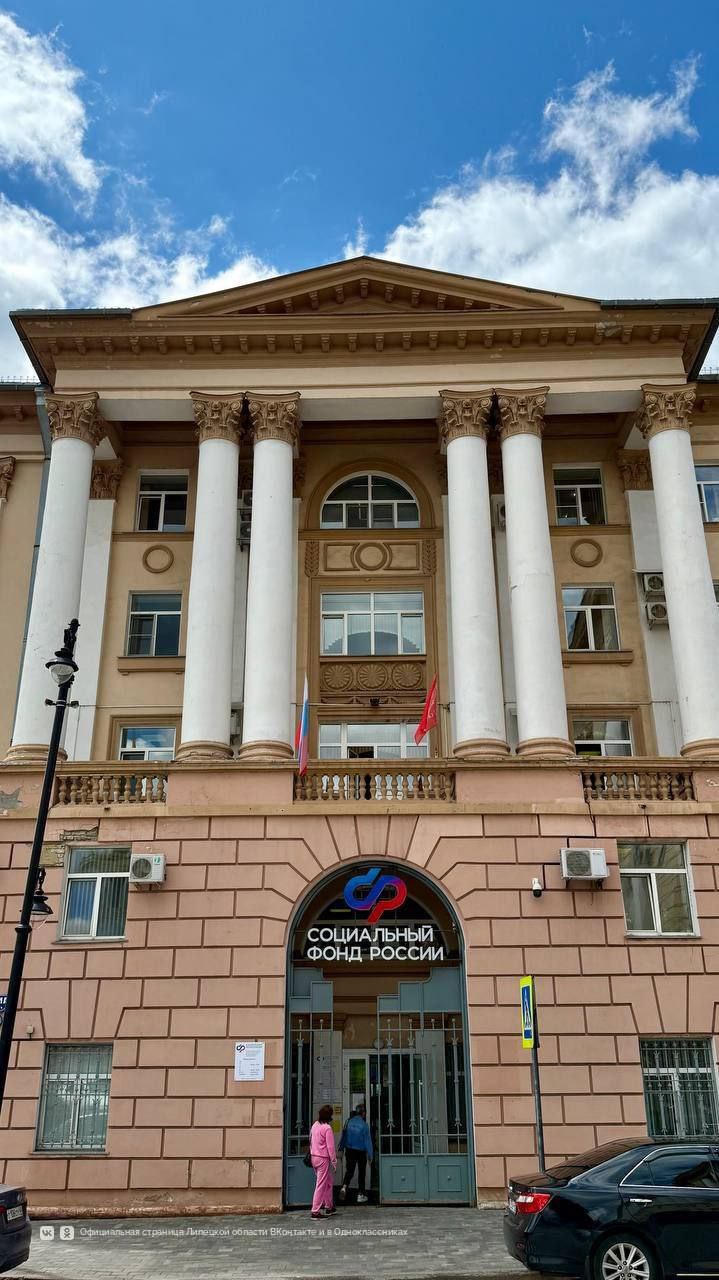 В Липецке начали реставрацию исторического здания на площади Ленина-Соборной В доме 1957 года постройки расположен социальный фонд и жилые квартиры. Подрядчику предстоит заделать трещины и дефекты, восстановить балкон и декор кронштейнов, заменить кровлю, коммуникации и двери, построить пандус.
