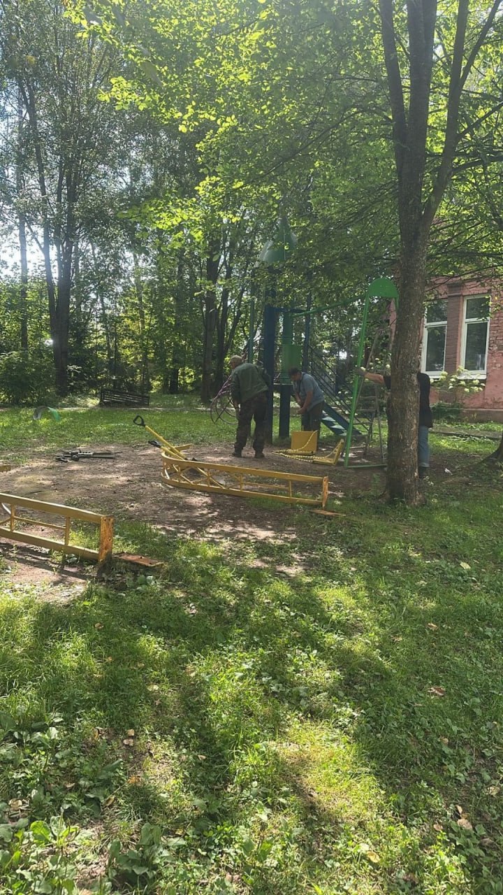 Подписчики сообщают, что в деревне Василёво Пушкинского округа снесли единственную детскую площадку. Жители много лет просили администрацию и своего депутата заменить конструкцию, но всё ограничивалось только покраской. Кстати, местный депутат Потёмкина является руководителем МКУ, которое и обслуживает площадку. Только минувшей весной организация признала её безопасной, а уже в августе демонтировала по требованию прокуратуры, как небезопасную. Жители не понимают как вышло, что они писали депутату и чиновникам в надежде получить новую площадку для детей, а в итоге лишились даже старой.