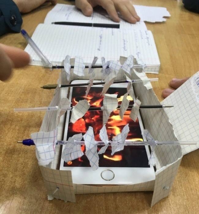 В Китае появится первый в стране шашлычный институт Власти китайского города Юэян планируют открыть шашлычный институт, где за 3 года подготовят тысячу профессиональных мастеров гриля. Сейчас разрабатываются два основных курса: один - по приготовлению барбекю, а другой - по управлению этим вкусным бизнесом. Студенты будут изучать и планировать развитие всей цепочки индустрии барбекю, включая производство приправ, обработку мяса, переработку овощей, логистику и операционную деятельность. Как пишет газета China Daily, риготовление пищи на огне стало важной частью экономики общественного питания Юэяна. Здесь расположено более 2 тыс. шашлычных, в которых работают 50 тыс. сотрудников. А годовой объем производства оценивается более чем в 280 млн долларов. Наконец-то будут учить нормальным и полезным профессиям