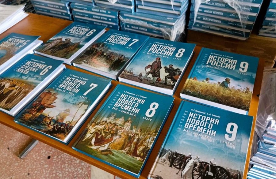 Для школ Пензенской области закупили новые учебники истории В регион поступило свыше 110 тысяч экземпляров учебников для 5-9 классов. Все приобретенные учебники прошли апробацию в более чем 300 образовательных учреждениях. Школьники смогут изучать как историю России, так и мировую историю, что позволит расширить их знания о важнейших событиях и процессах. Поделиться с нами новостью Подписаться