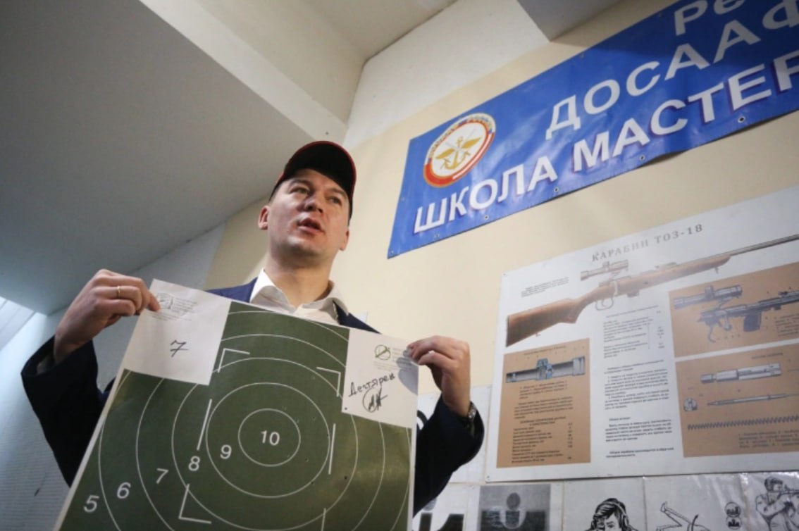 Фаната Зенита оштрафовали за баннер в адрес министра спорта Дегтярева Петроградский районный суд оштрафовал болельщика Станислава Удальцова на 3 тыс руб и запретил ему в течение шести месяцев посещать спортивные соревнования Баннер не был согласован отметили в пресс службе судов Петербурга а его содержание порочило честь и достоинство а также было направлено на унижение достоинства человека  Удальцов вывесил баннер с надписью Сергей Семак легенда футбола Дегтярев некомпетентное быдло на матче с Ахматом Этому предшествовал скандал в футбольных кругах из за высказывания Дегтярева про тренера Зенита Сергея Семака Фото Ведомости PhotoXPress Читать РБК Петербург